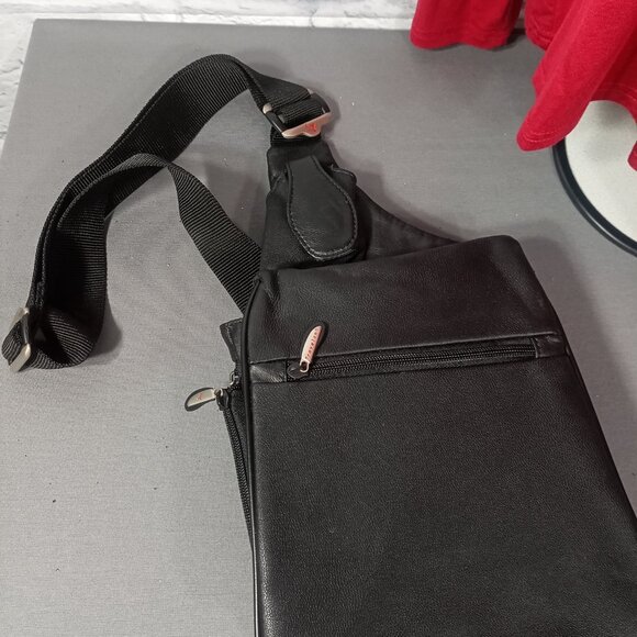 Travelon Black Crossbody Travel Bag Organizer Multi Zip Like New - Picture 10 of 12